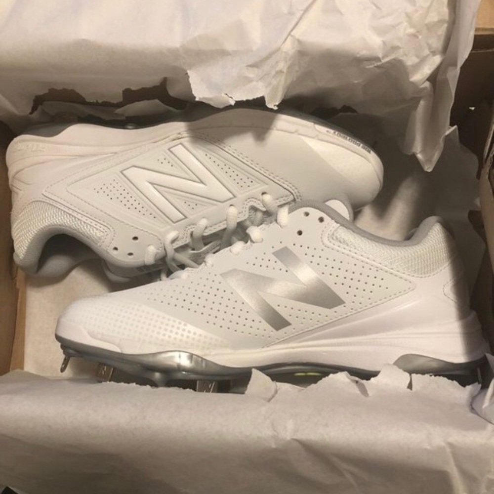 New balance women’s low metal softball cleats